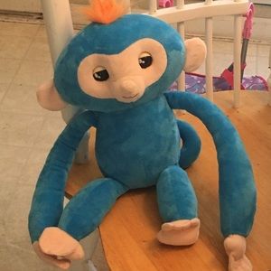 Brand new Fingerlings stuffed animal
